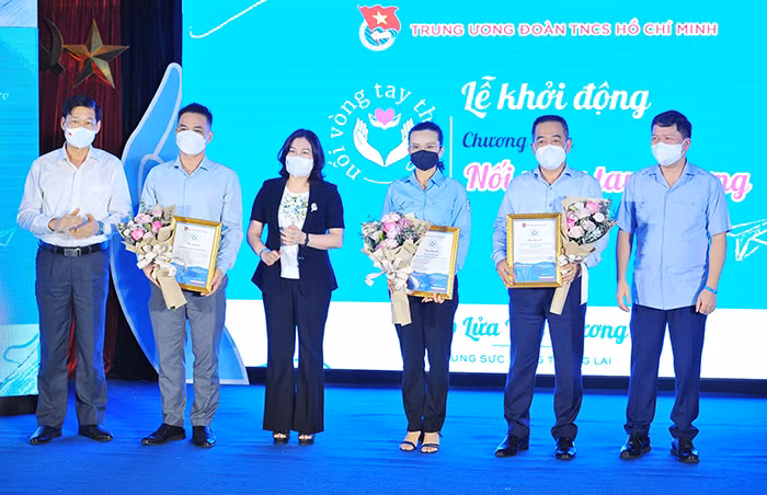 Khởi động chương trình 