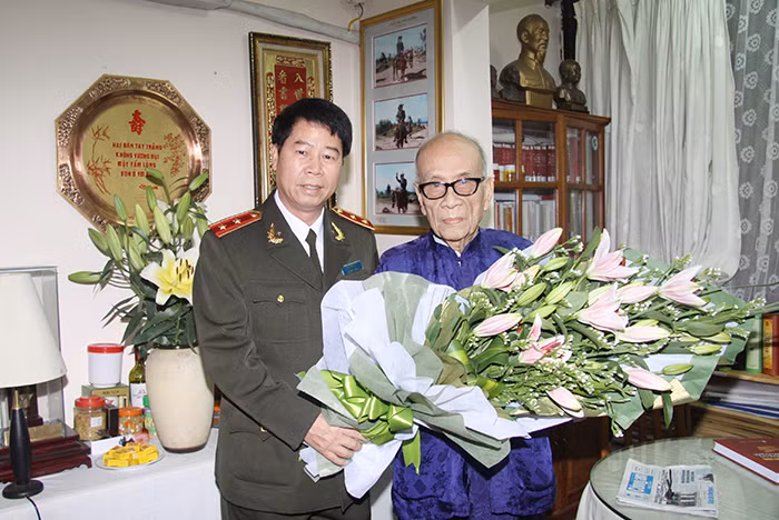 Câu chuyện đẹp về tình cảm của Giáo sư, Anh hùng Lao động Vũ Khiêu với lực lượng CAND -0