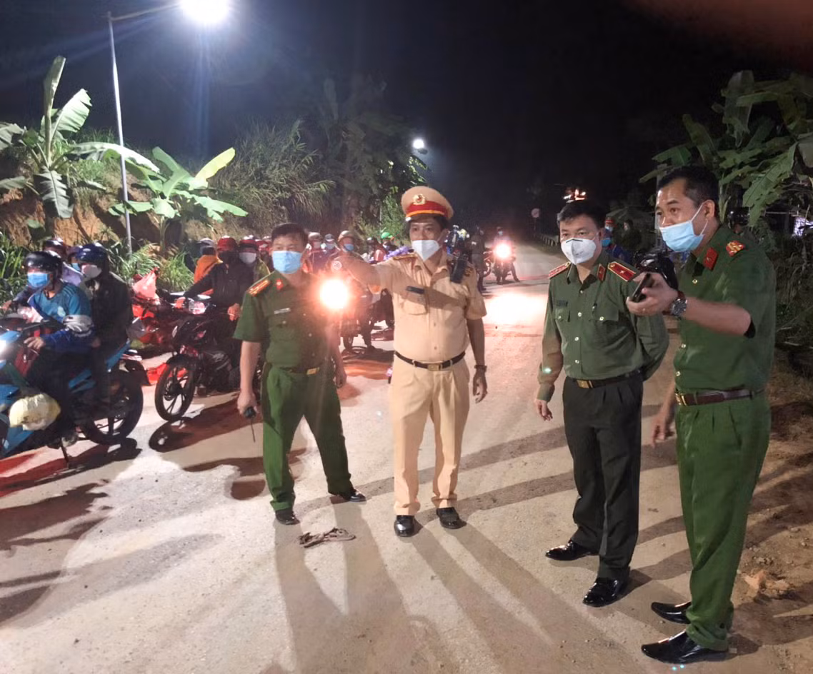 Công an trắng đêm hỗ trợ bà con nhân dân hồi hương về địa bàn tỉnh Sơn La -0
