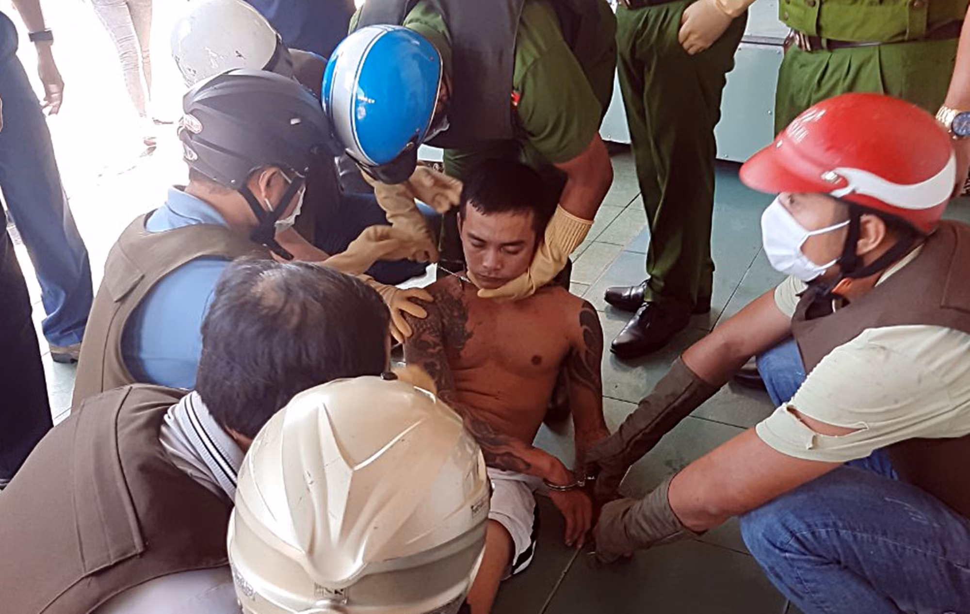 Khống chế đối tượng nhiễm HIV lên cơn “ngáo đá” gây náo loạn chợ Thương Mại -0