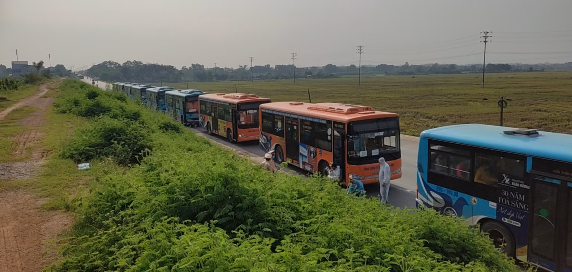 Những chuyến xe buýt ấm lòng trong mùa dịch -0