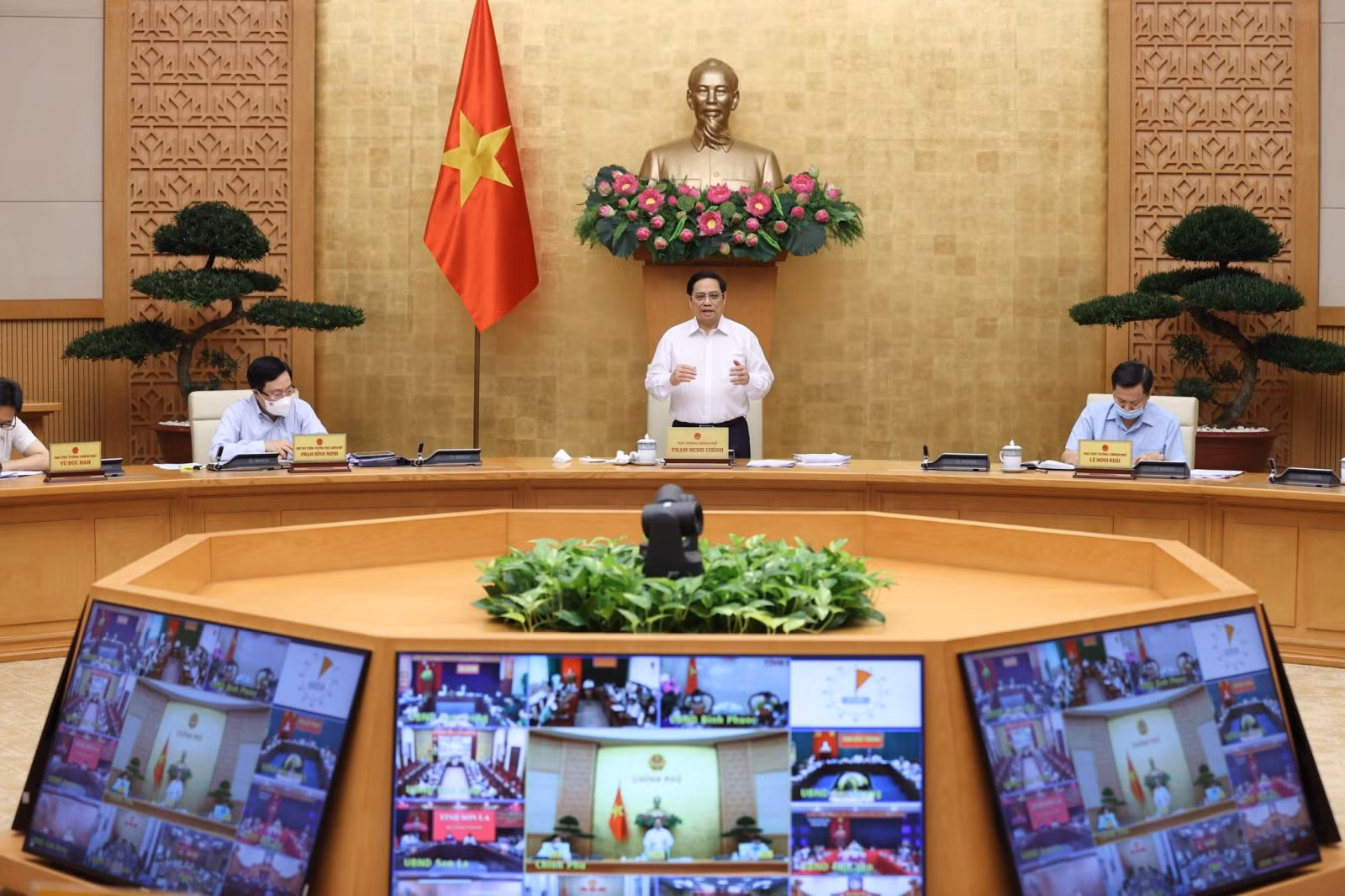 Thủ tướng Chính phủ yêu cầu khẩn trương hoàn thiện hai chiến lược lớn, sớm có chính sách kích thích kinh tế -0