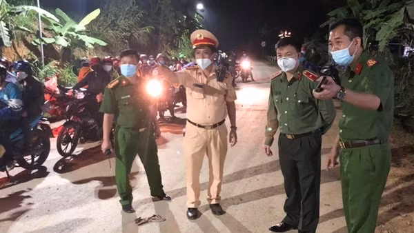 Công an Quảng Nam hỗ trợ người dân từ miền Nam về quê qua địa bàn tỉnh ảnh 6