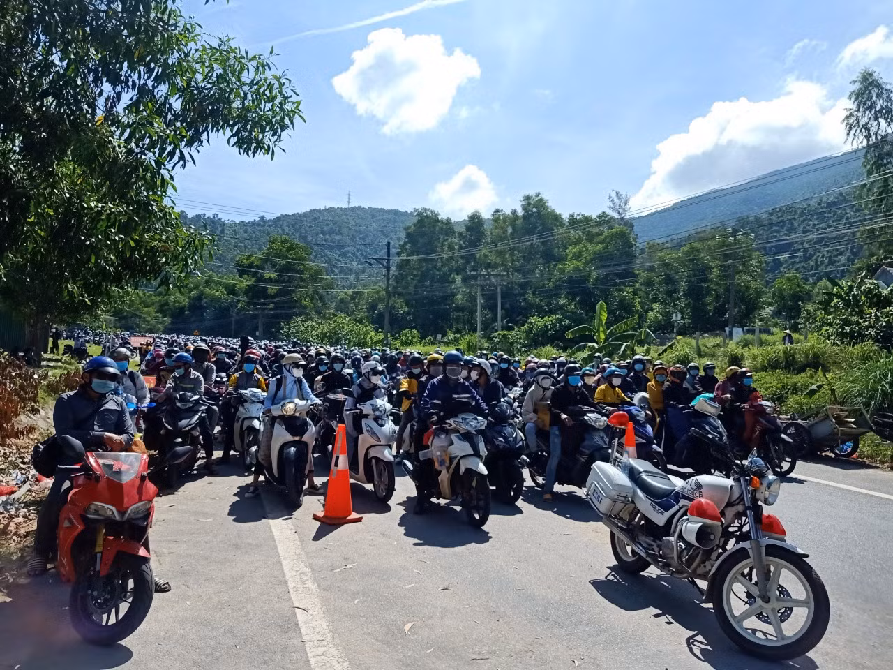 CSGT Công an Đà Nẵng, Thừa Thiên Huế trắng đêm hỗ trợ đoàn hàng nghìn người đi xe máy từ Nam về quê -0
