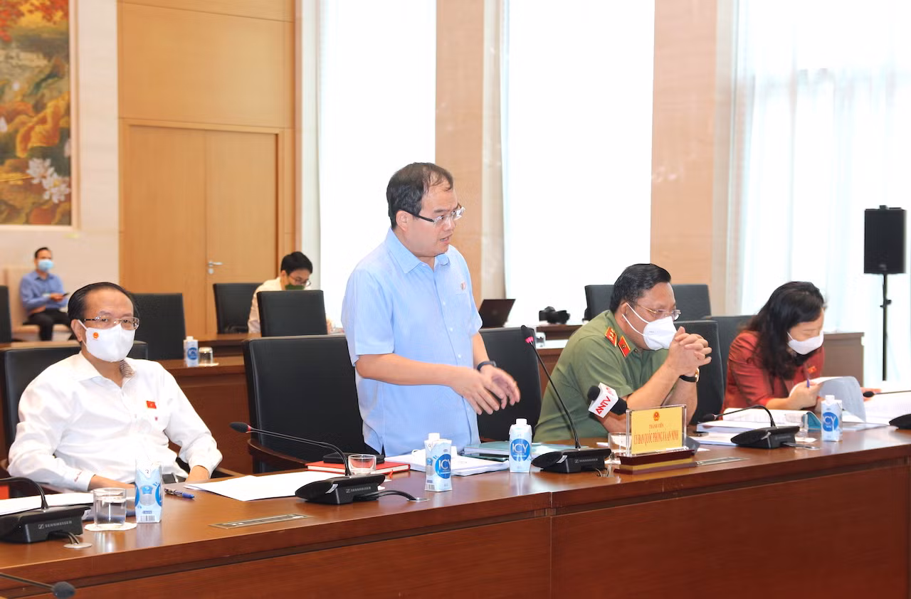 Khi đối tượng ôm lựu đạn lao vào tòa nhà, Cảnh sát cơ động phải hành động ngay -0