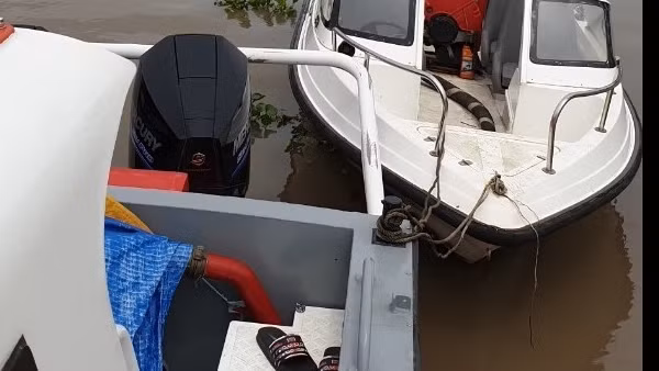 Hai thiếu nữ tử nạn dưới bánh xe ô tô đầu kéo ảnh 2