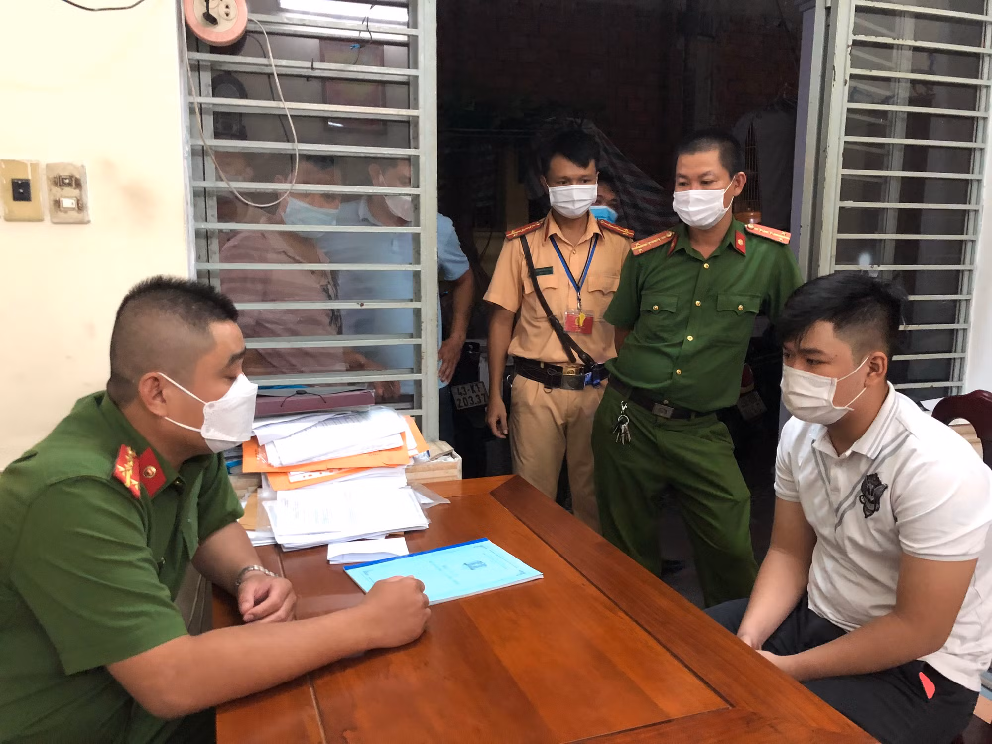 Nổ súng ngăn chặn nhóm thanh niên chạy xe với tốc độ cao mang hung khí chuẩn bị hỗn chiến -0