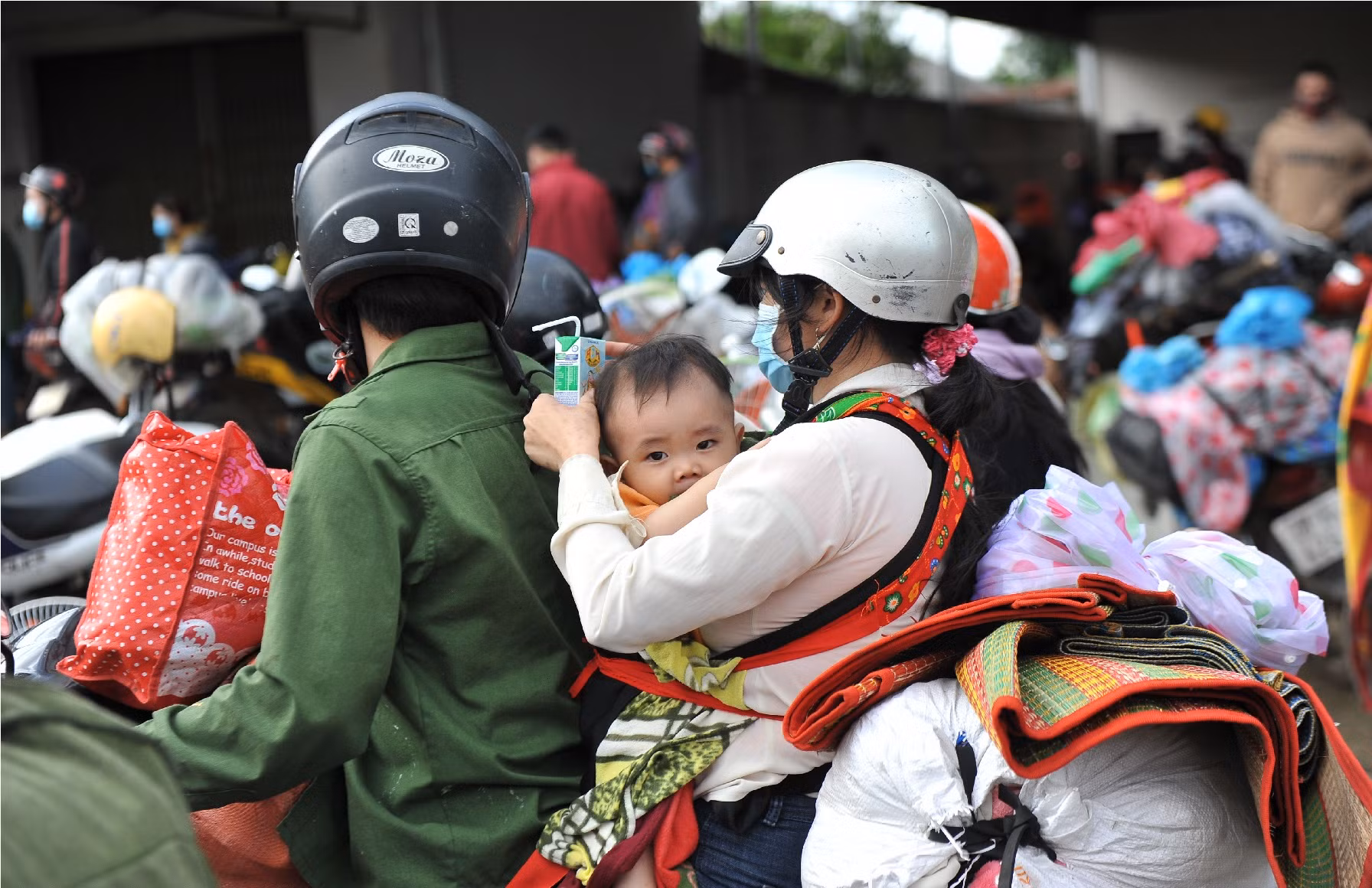 Công an các tỉnh Tây Nguyên hỗ trợ hàng nghìn người dân về quê -0