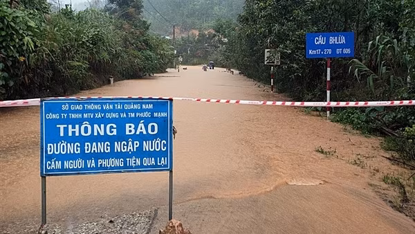 Mưa lũ, sạt lở đất gây chia cắt nhiều nơi, đường Hồ Chí Minh ách tắc nghiêm trọng ảnh 6