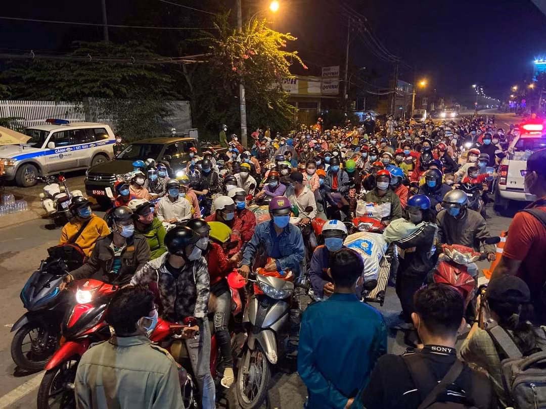 Trao thức ăn, nước uống cho người dân tự phát về quê tại các chốt -1