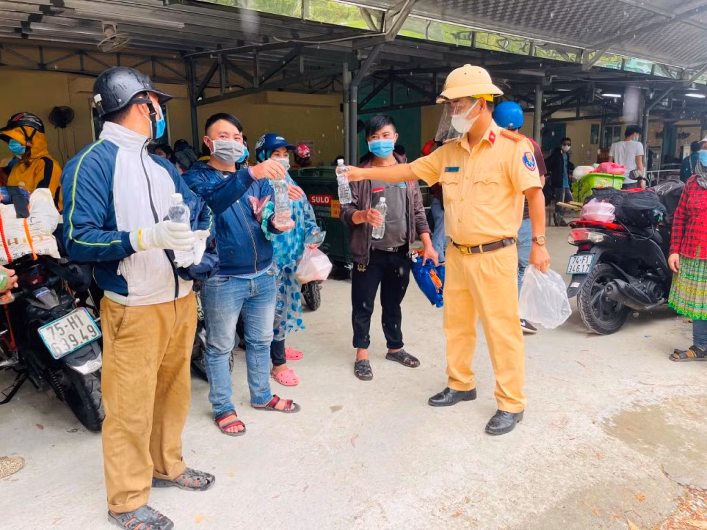 CSGT Công an Đà Nẵng, Thừa Thiên Huế trắng đêm hỗ trợ đoàn hàng nghìn người đi xe máy từ Nam về quê -0