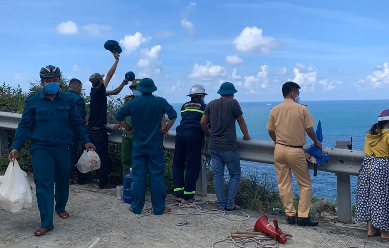 Huy động lực lượng tìm kiếm người dân bị sóng biển đánh trôi tại bán đảo Sơn Trà -0