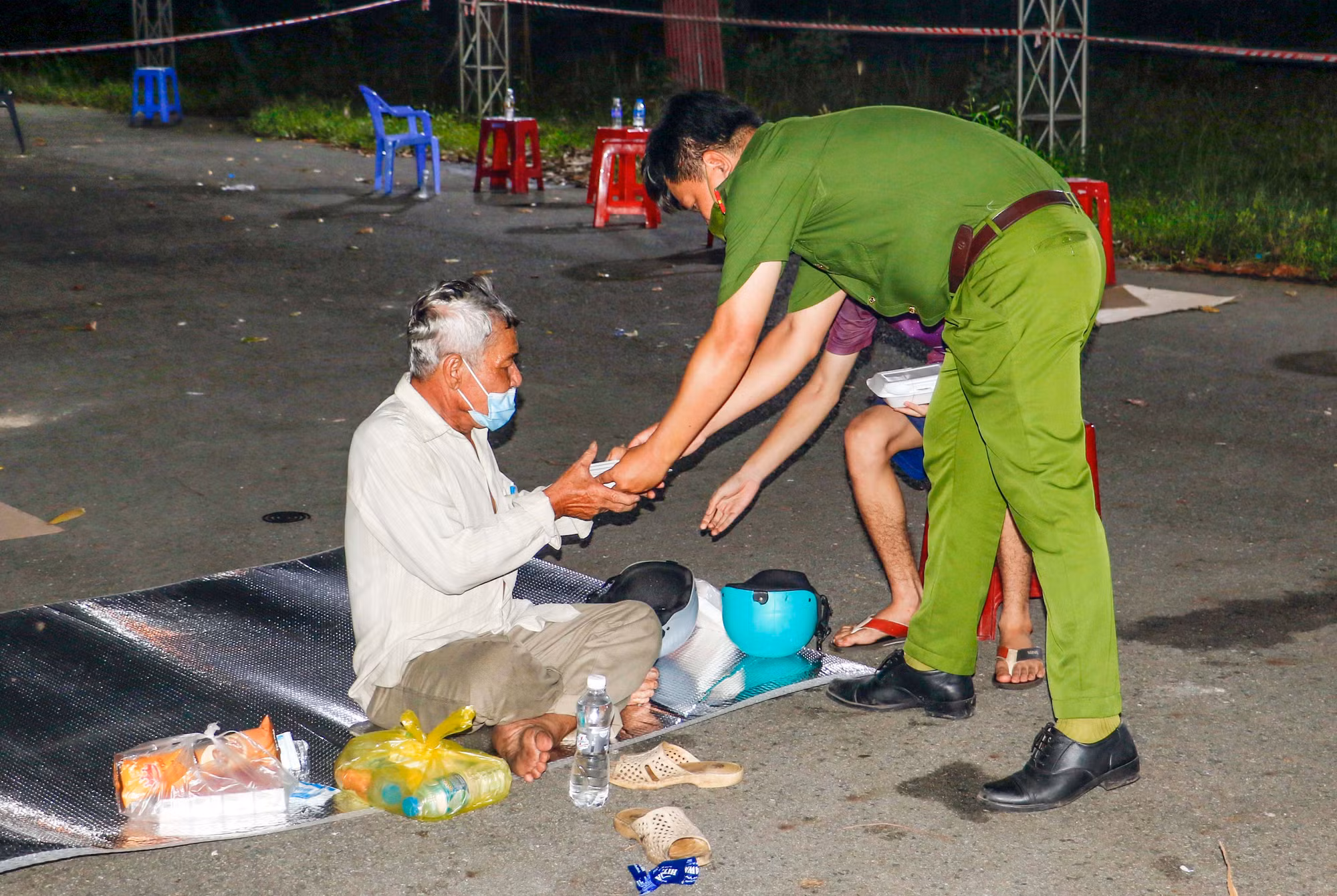 Công an thành phố trung tâm châu thổ Cửu Long hỗ trợ người dân về quê chu đáo, đảm bảo phòng, chống dịch -0