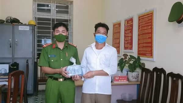 Sự thật về clip cán bộ Công an cầm roi điện dọa một thanh niên ảnh 2