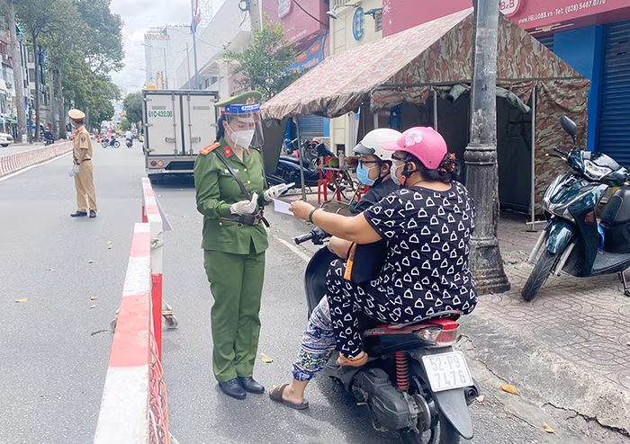 Những bóng hồng trên tuyến đầu chống dịch -0