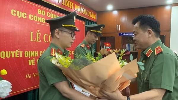 Tặng quà cán bộ, giảng viên tăng cường xã biên giới trọng điểm ảnh 3