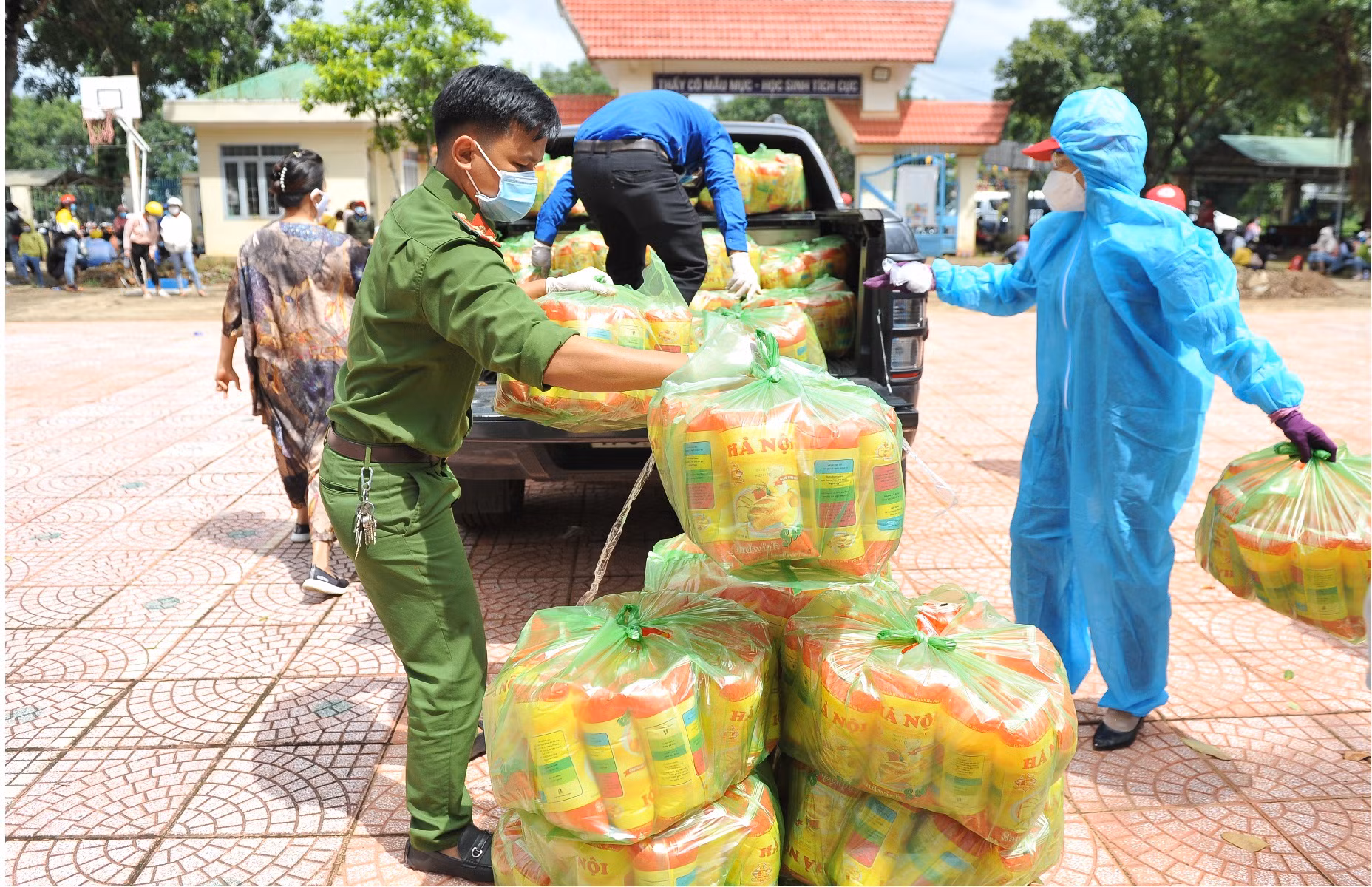 Công an các tỉnh Tây Nguyên hỗ trợ hàng nghìn người dân về quê -0