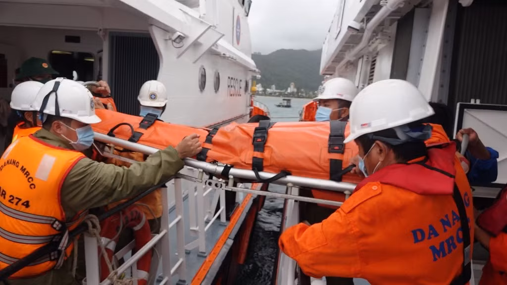 Chạy đua với áp thấp nhiệt đới thuyền viên bị tai nạn trên tàu cá sắp chìm -0