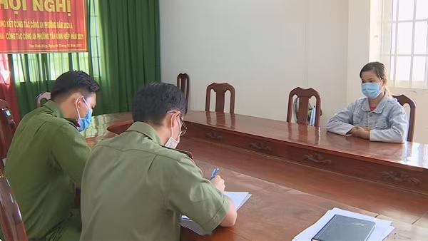 Sự thật về clip cán bộ Công an cầm roi điện dọa một thanh niên ảnh 3