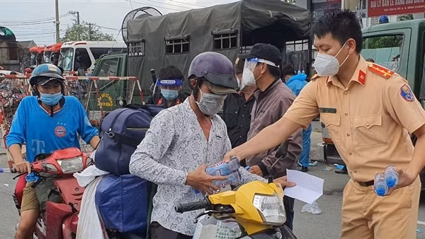 Công an Bình Dương ngăn chặn kêu gọi về quê tự phát ảnh 4