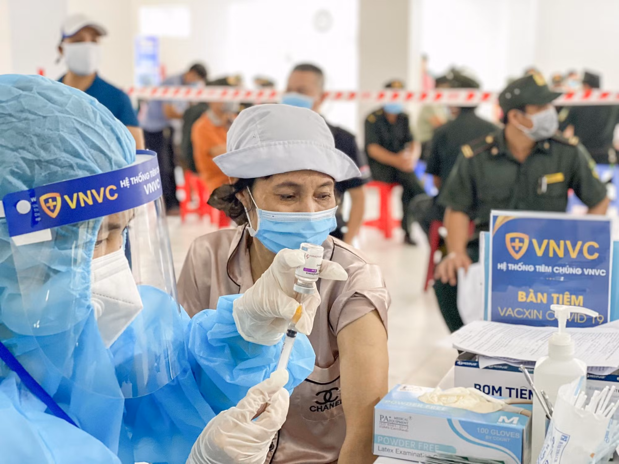Người tiêm đủ liều vaccine và đã khỏi COVID-19 di chuyển đến địa phương khác phải cách ly ra sao? -0