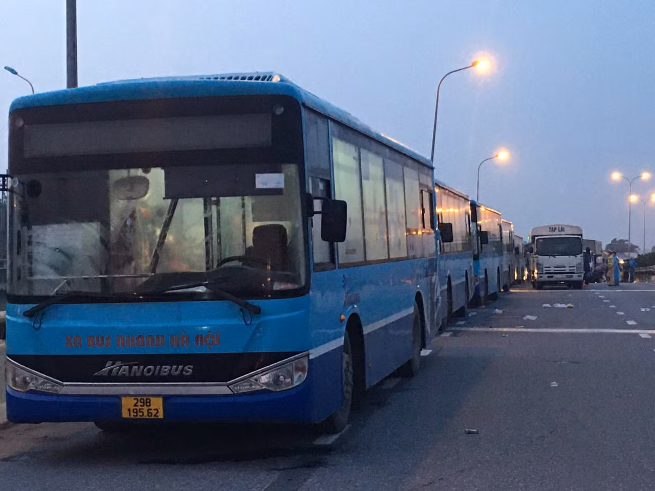 Những chuyến xe buýt ấm lòng trong mùa dịch -0