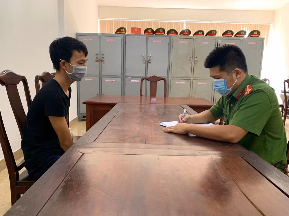 Bắt đối tượng đột nhập tiệm vàng trong đêm khuya -0