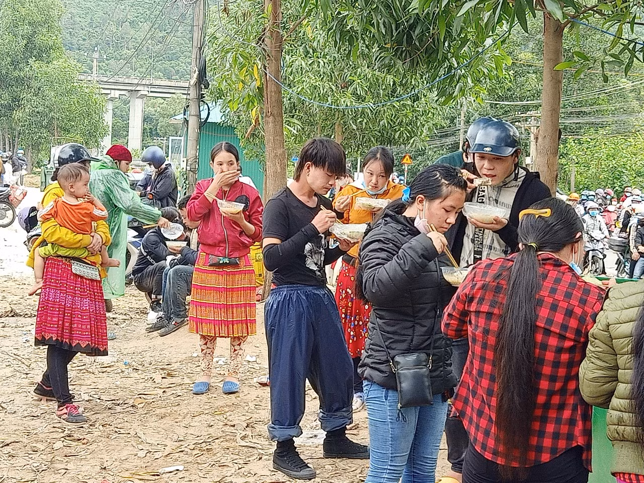 CSGT Công an Đà Nẵng, Thừa Thiên Huế trắng đêm hỗ trợ đoàn hàng nghìn người đi xe máy từ Nam về quê -2