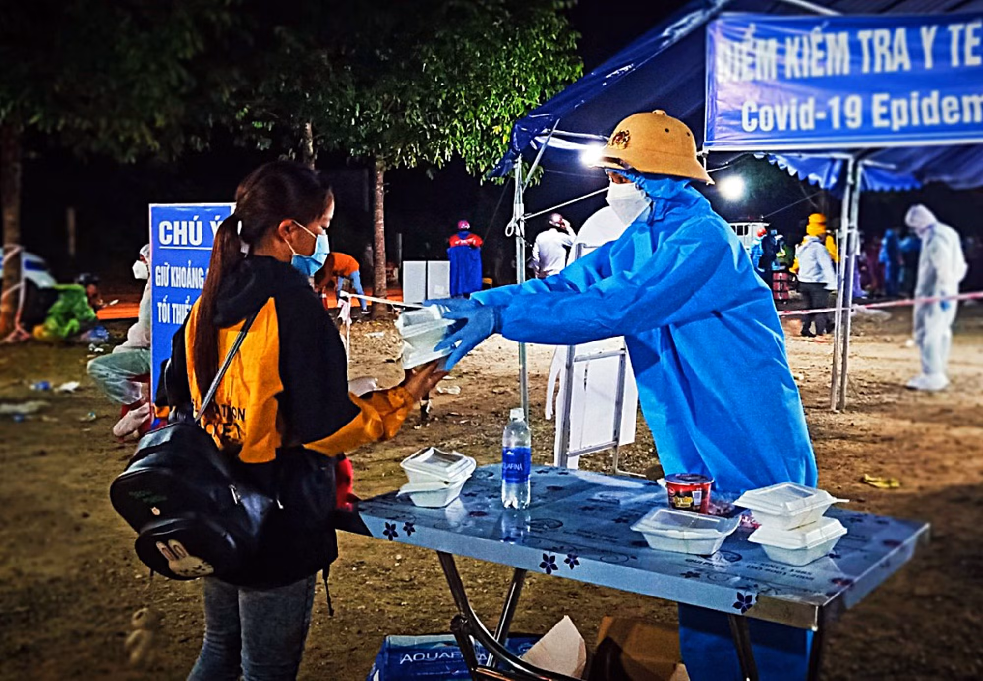 Công an Quảng Nam ngày đêm giúp người dân từ miền Nam hồi hương qua địa bàn tỉnh -0