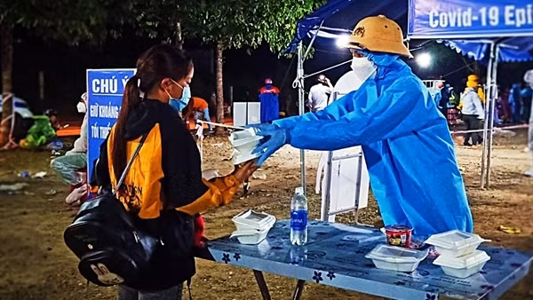 Sinh viên tình nguyện chung tay "tiếp sức" người dân về quê ảnh 4