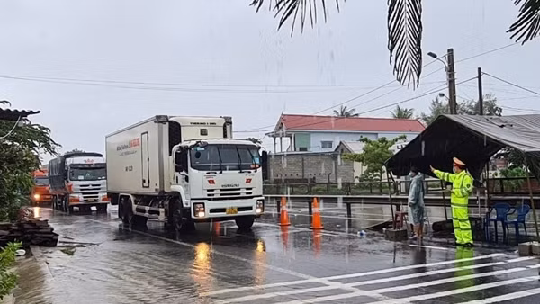 Bão số 7 chưa cập bờ, bão số 8, số 9 đã "ngấp nghé" tiếp theo sau ảnh 4
