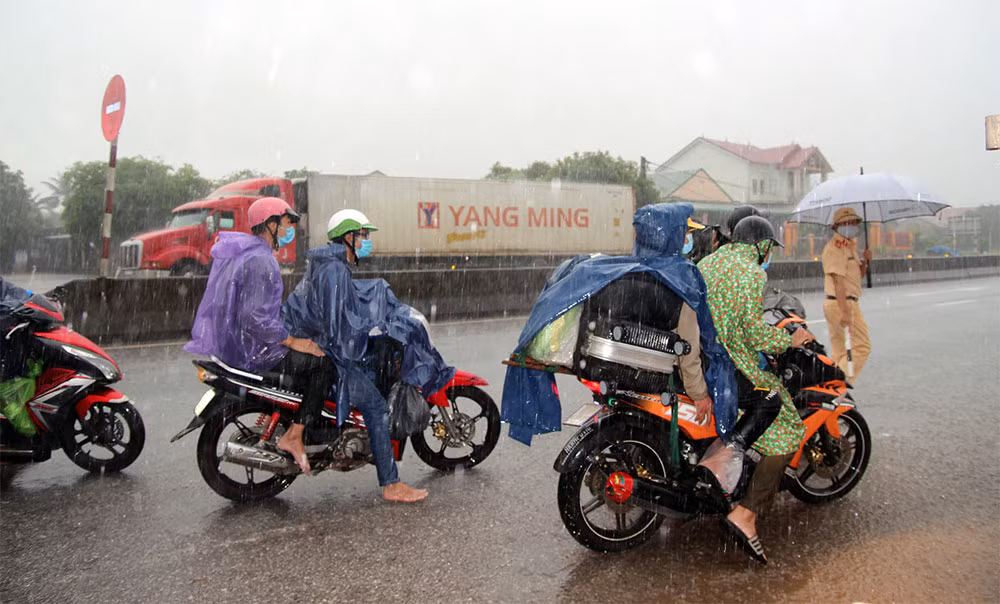 Đảm bảo an toàn cho dòng người hồi hương trong cơn bão số 7 -0