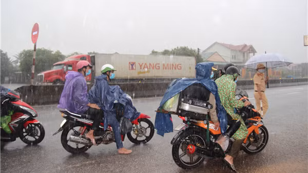 Đảm bảo an toàn cho dòng người hồi hương trong cơn bão số 7