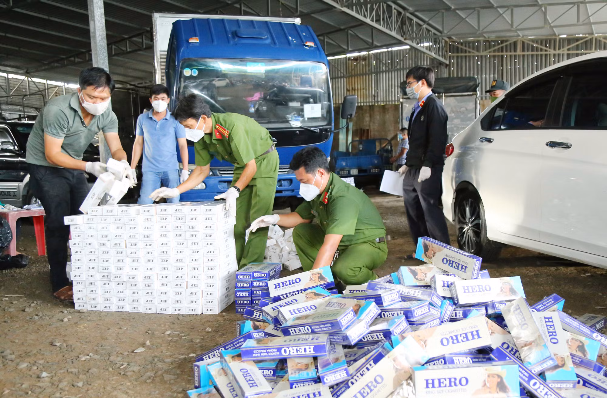 Lợi dụng “luồng xanh” vận chuyển trên 11.000 bao thuốc lá lậu -0