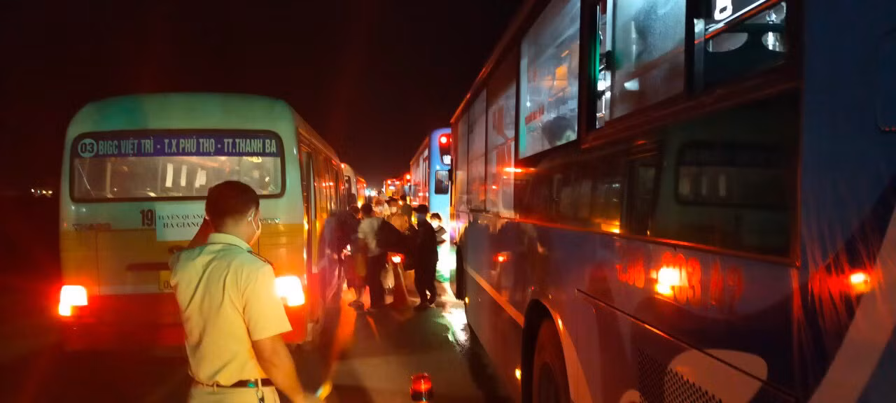 Những chuyến xe buýt ấm lòng trong mùa dịch -0