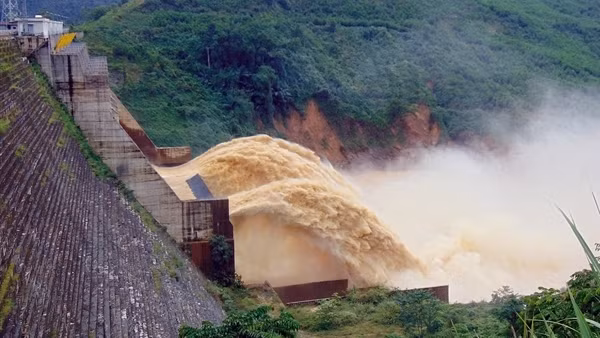 Mưa lớn, sạt lở đường gây cô lập 5 xã vùng cao của Quảng Nam ảnh 4