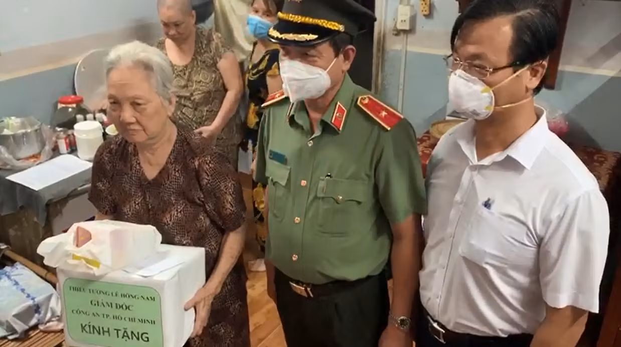 Giám đốc Công an TP Hồ Chí Minh thăm, chúc thọ người cao tuổi ở quận 12 -0