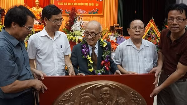 Câu chuyện đẹp về tình cảm của Giáo sư, Anh hùng Lao động Vũ Khiêu với lực lượng CAND ảnh 4