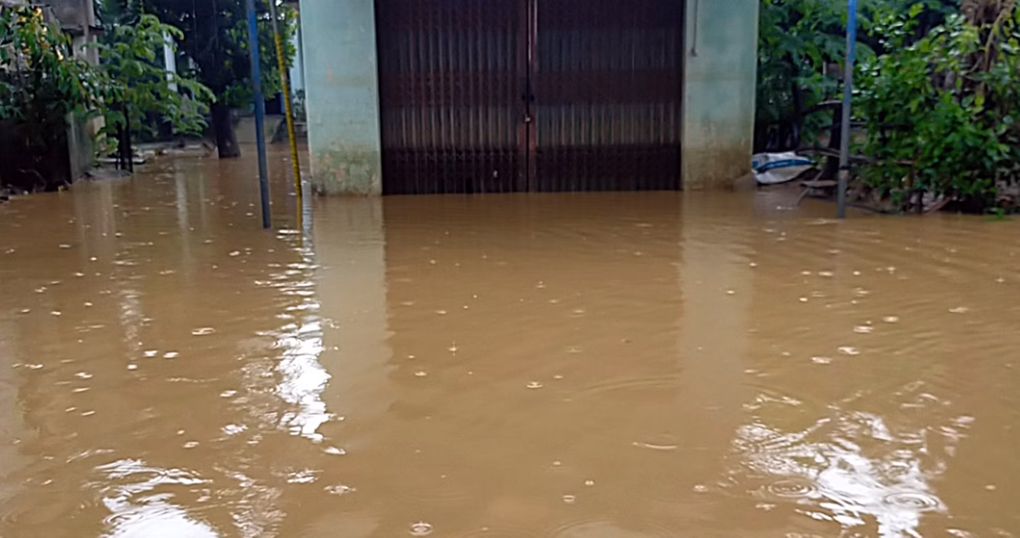 Nước lũ dâng cao gây cô lập cục bộ nhiều khu vực tại Quảng Nam -0
