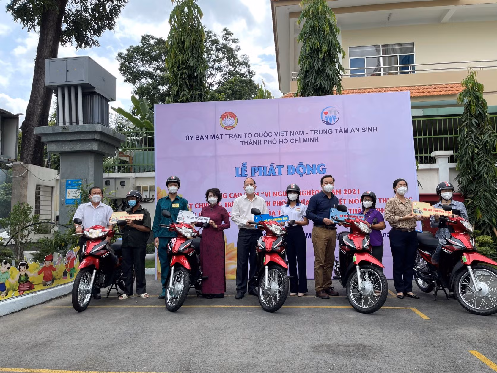 Nhiều trẻ em mồ côi do COVID-19 được bảo trợ đến khi học xong đại học -0