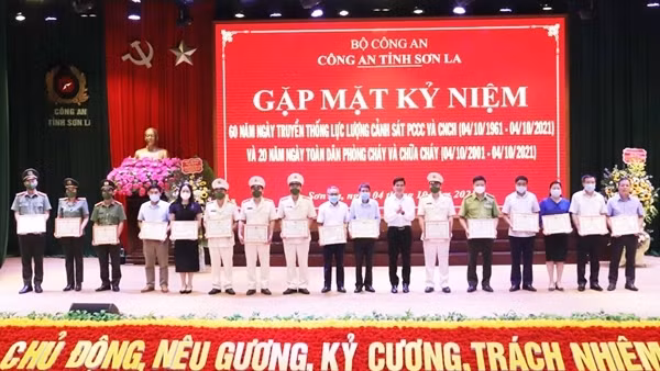 Công an các địa phương kỷ niệm Ngày truyền thống của lực lượng Cảnh sát PCCC và CNCH