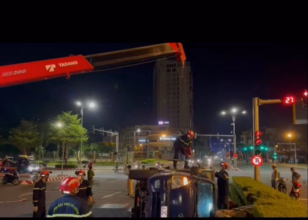 Cảnh sát PCCC&CNCH giải cứu người bị mắc kẹt trong xe tải bị lật lúc rạng sáng -0