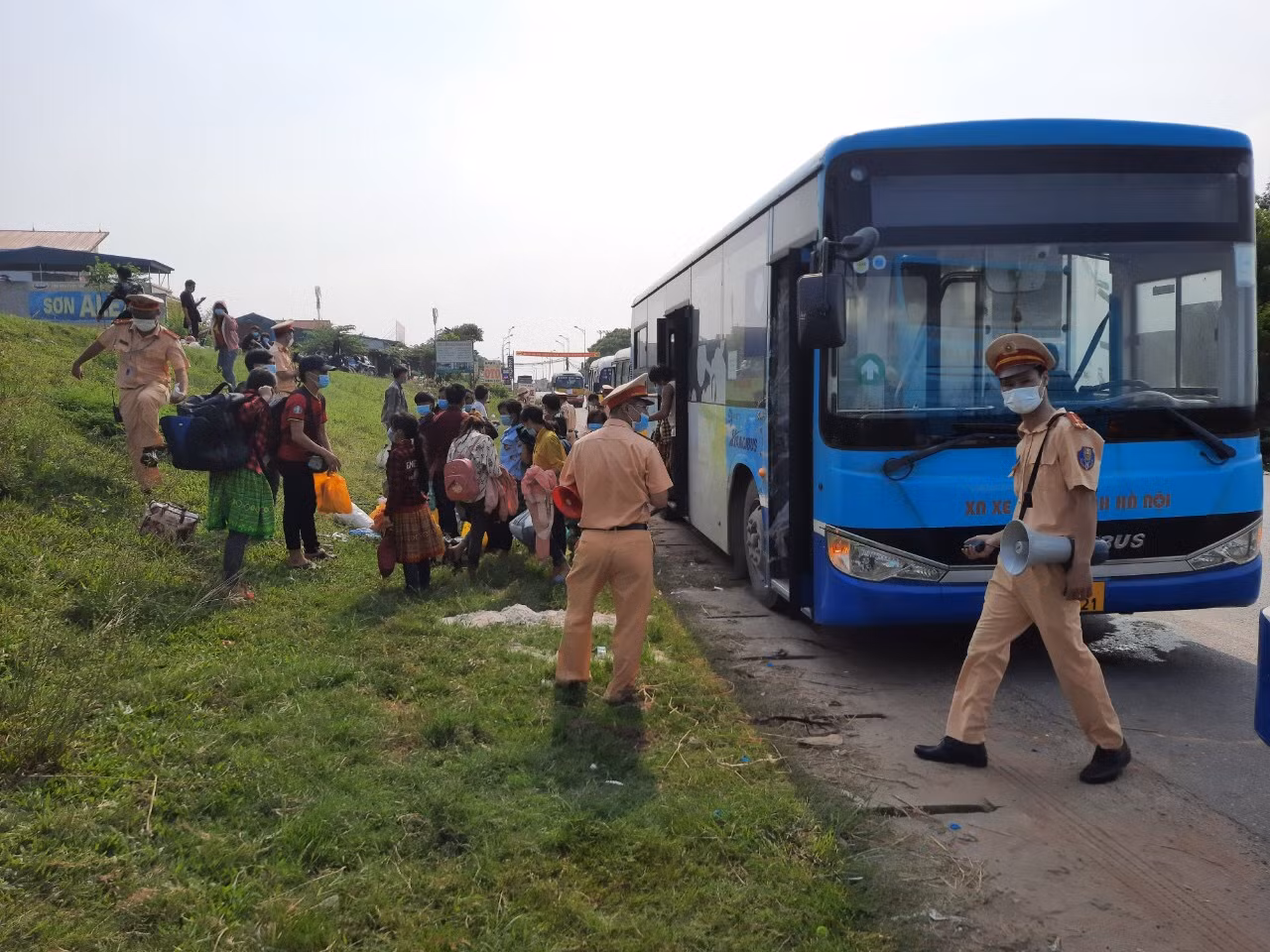 Những chuyến xe buýt ấm lòng trong mùa dịch -0