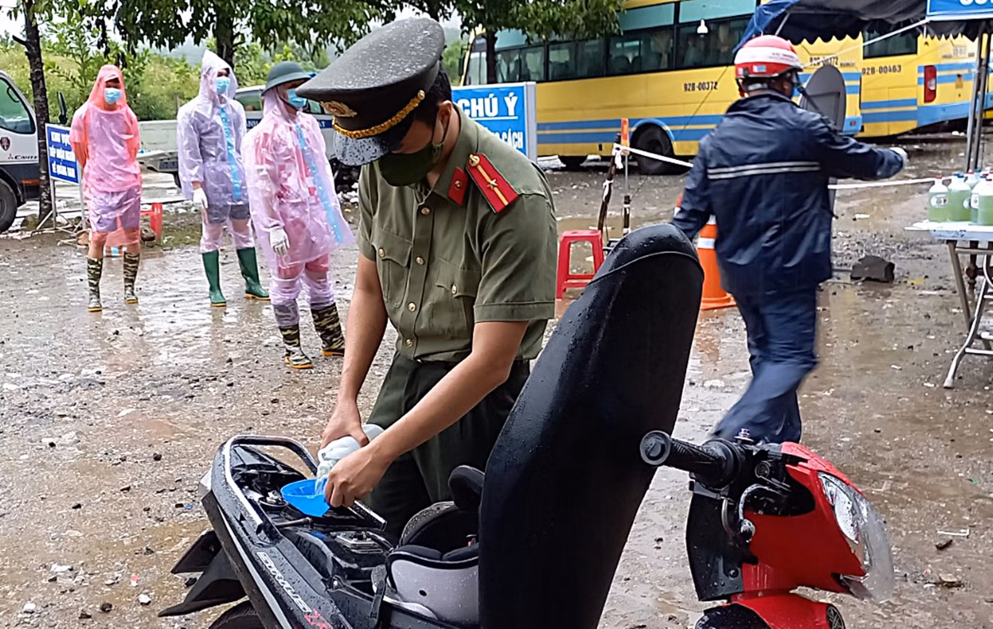 Công an Quảng Nam ngày đêm giúp người dân từ miền Nam hồi hương qua địa bàn tỉnh -0