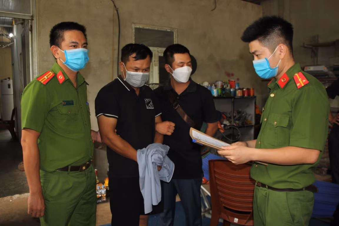 Phá két sắt trộm gần một tỷ đồng -0