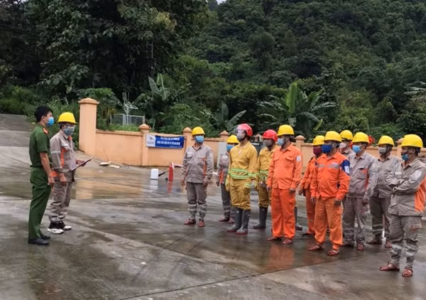 EVNNPC chú trọng thực hiện an toàn phòng cháy trong sử dụng điện và quản lý vận hành lưới phân phối -0