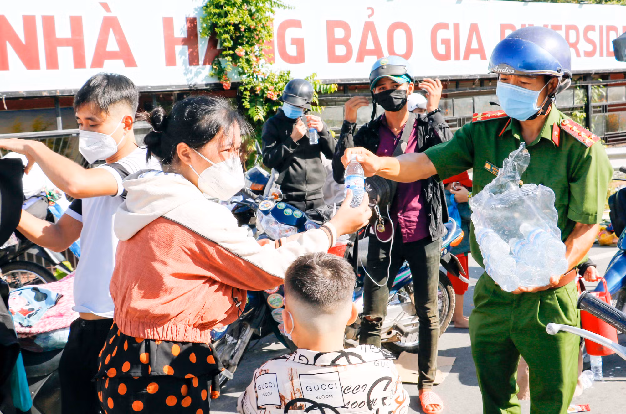 Công an thành phố trung tâm châu thổ Cửu Long hỗ trợ người dân về quê chu đáo, đảm bảo phòng, chống dịch -1