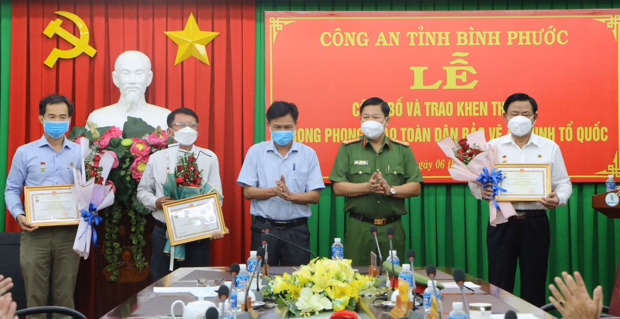 Trao kỷ niệm chương của Bộ trưởng Bộ Công an cho các tập thể, cá nhân ở Bình Phước -0