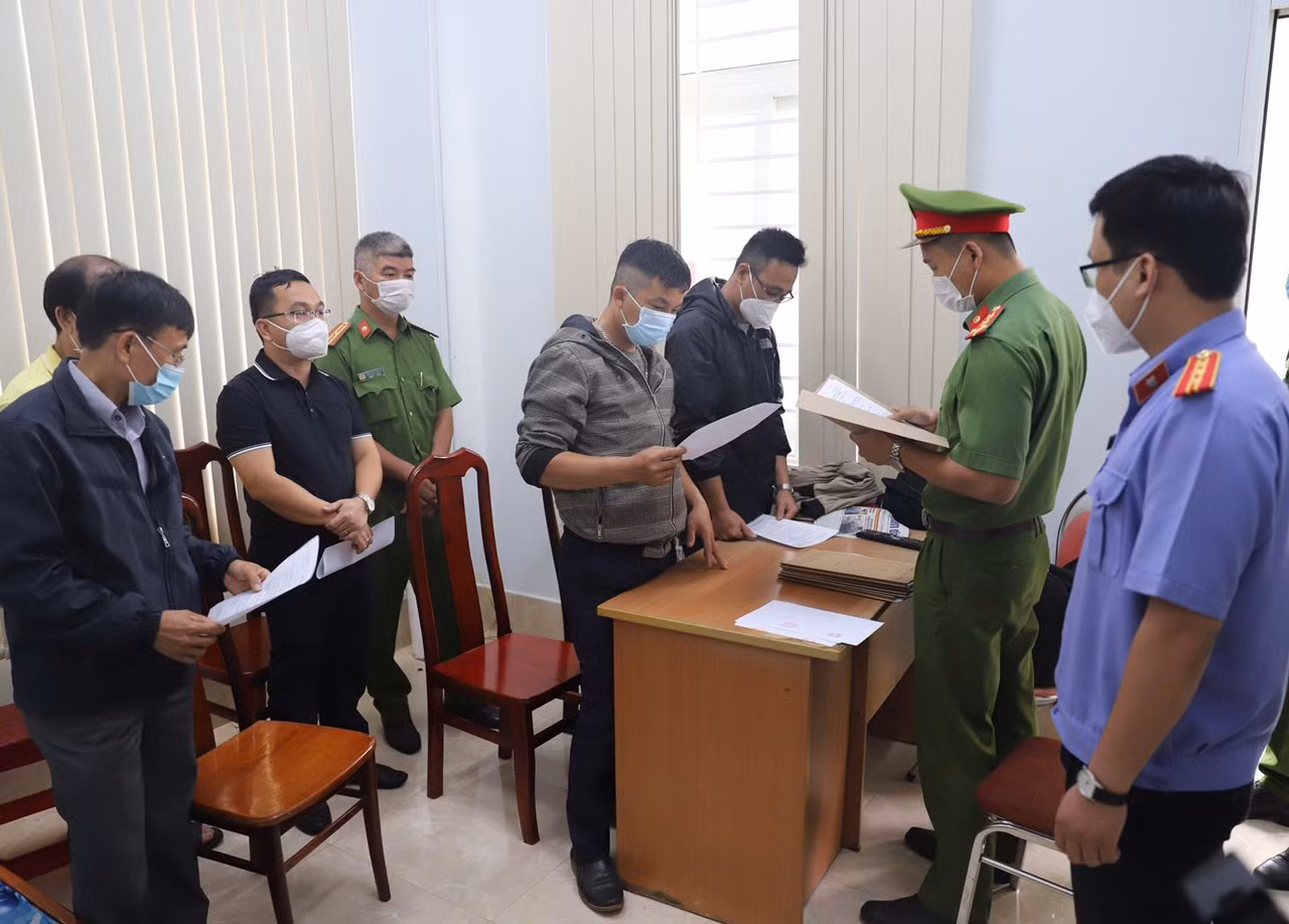 Chi trả tiền đền bù sai quy định, hàng loạt cán bộ bị bắt -0