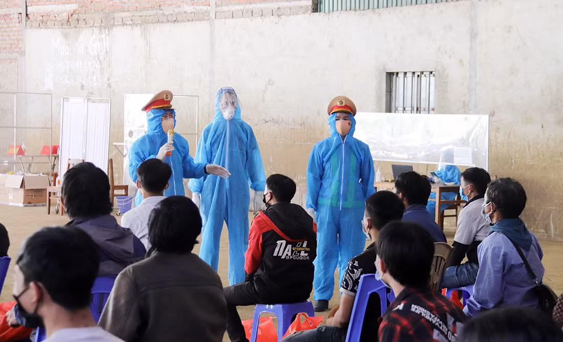 Công an Sơn La trắng đêm hỗ trợ bà con hồi hương -5